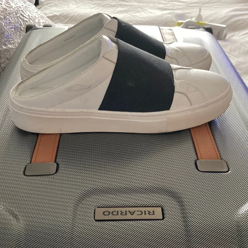 Vía Spiga slip on sneakers